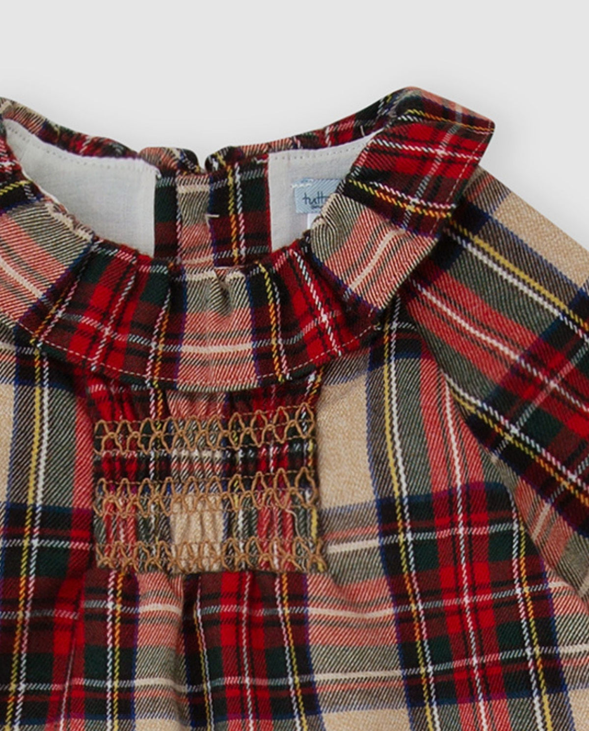 Detailfoto smockwerk en ruffle kraag Tutto Piccolo geruite baby jurk meisjes - Tartan ruitpatroon rood beige