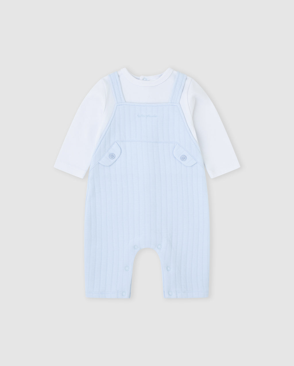 Tutto Piccolo lichtblauw baby tuinpak jongens voorkant - gestreepte structuur met decoratieve zakjes en verstelbare bandjes