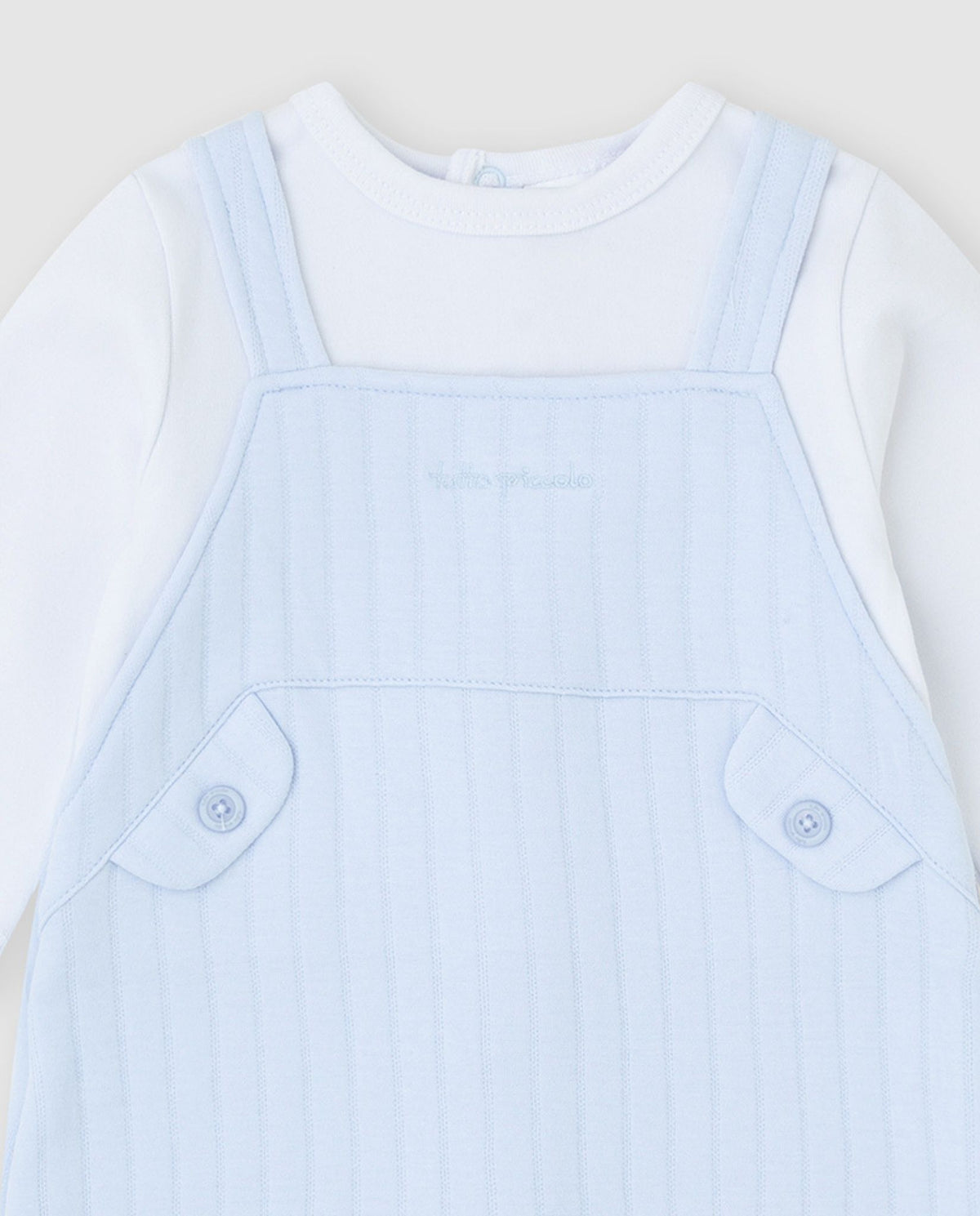 Detailfoto Tutto Piccolo lichtblauw baby tuinpak jongens - borststuk met Tutto Piccolo logo en decoratieve zakjes met knopen