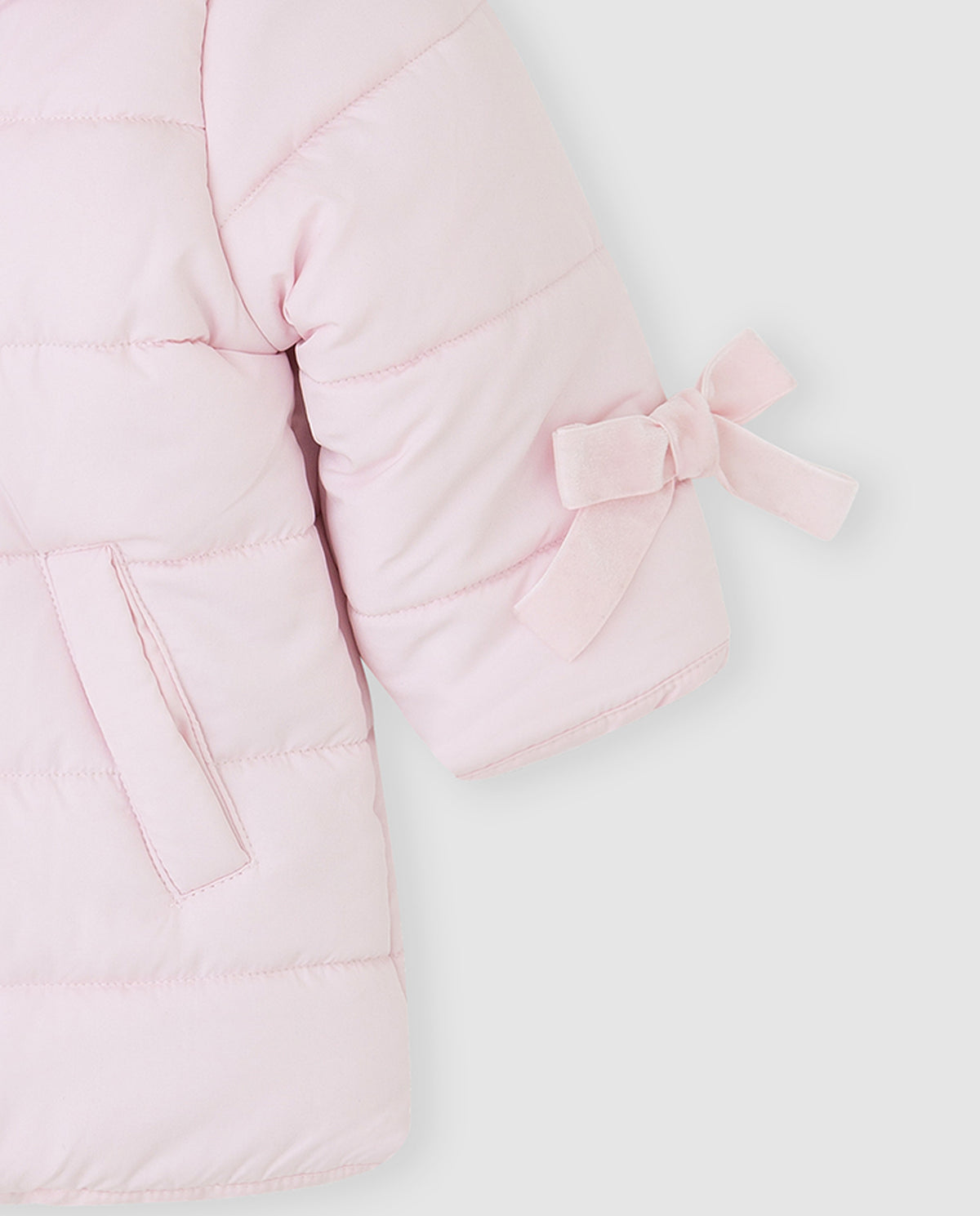 Detailfoto Tutto Piccolo roze gewatteerde meisjesjas - strikje aan mouw en steekzak aan de zijkant