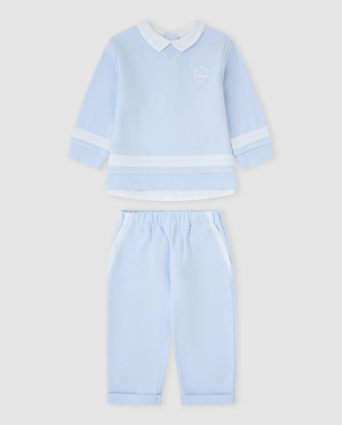 Tutto Piccolo 2-delige lichtblauwe jongens set voorkant - polo met witte Peter Pan-kraag en geribde strepen, bijpassende broek met omgeslagen manchetten
