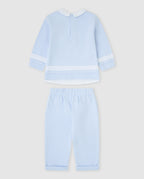 Tutto Piccolo 2-delige lichtblauwe jongens set achterkant - polo met witte geribde strepen op de mouwen en lichtblauwe broek met elastische tailleband