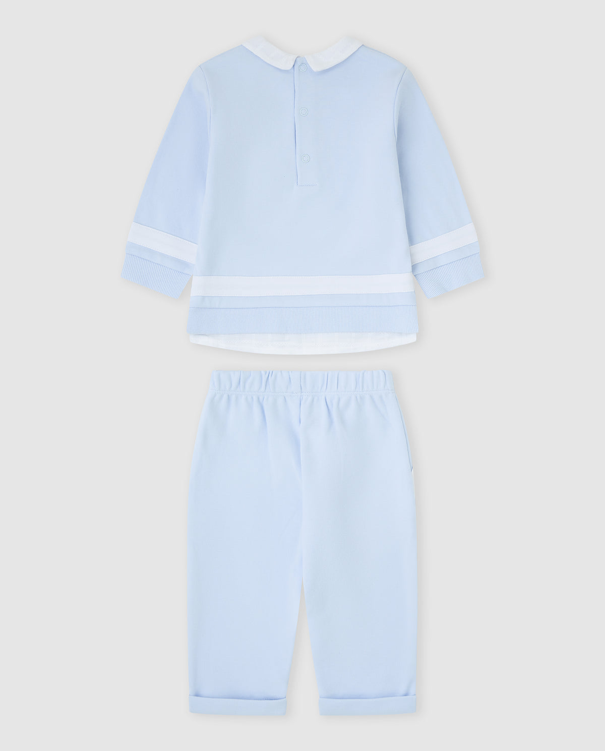 Tutto Piccolo 2-delige lichtblauwe jongens set achterkant - polo met witte geribde strepen op de mouwen en lichtblauwe broek met elastische tailleband