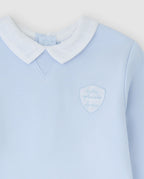 Detailfoto Tutto Piccolo lichtblauwe jongens polo - witte Peter Pan-kraag met knoopsluiting en geborduurd schildlogo op de borst