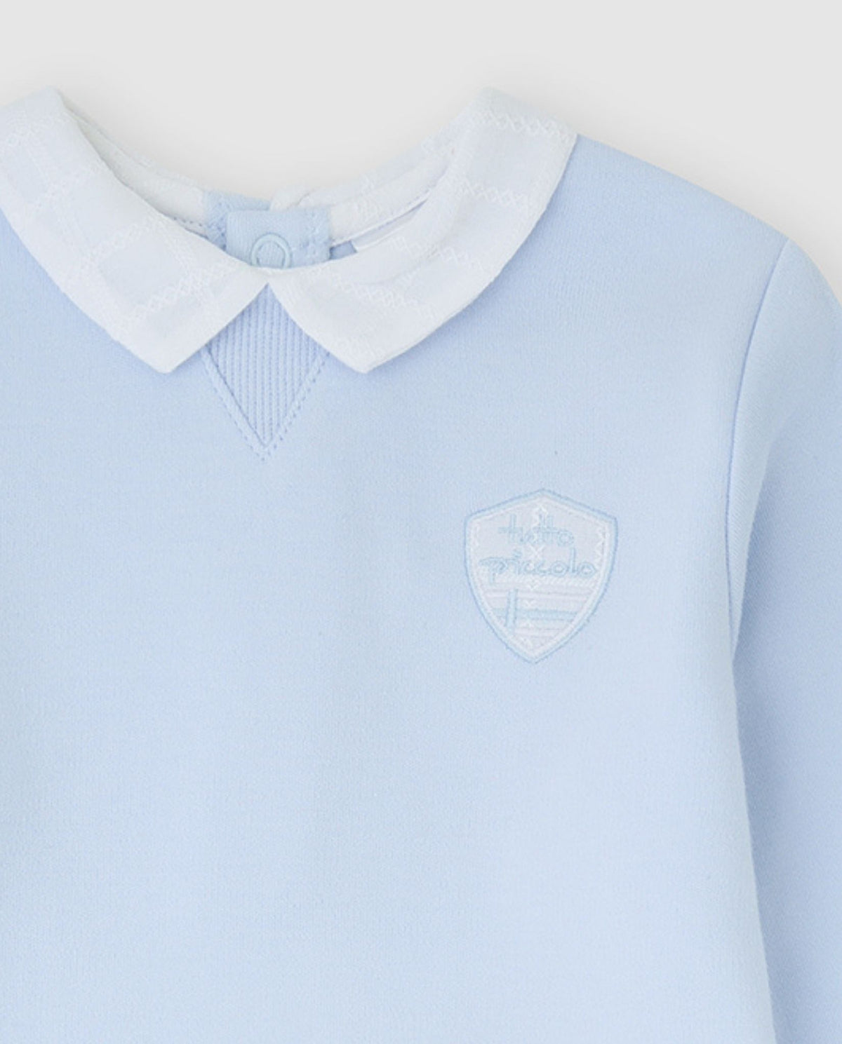 Detailfoto Tutto Piccolo lichtblauwe jongens polo - witte Peter Pan-kraag met knoopsluiting en geborduurd schildlogo op de borst
