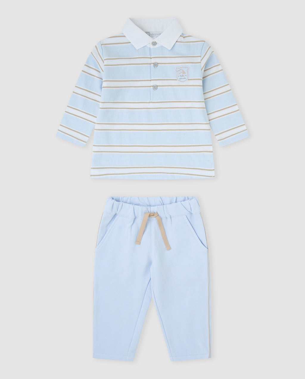 Tutto Piccolo 2-delige gestreepte jongens set voorkant - lichtblauwe polo met witte en beige strepen, Peter Pan-kraag en bijpassende lichtblauwe broek met beige koordstrik