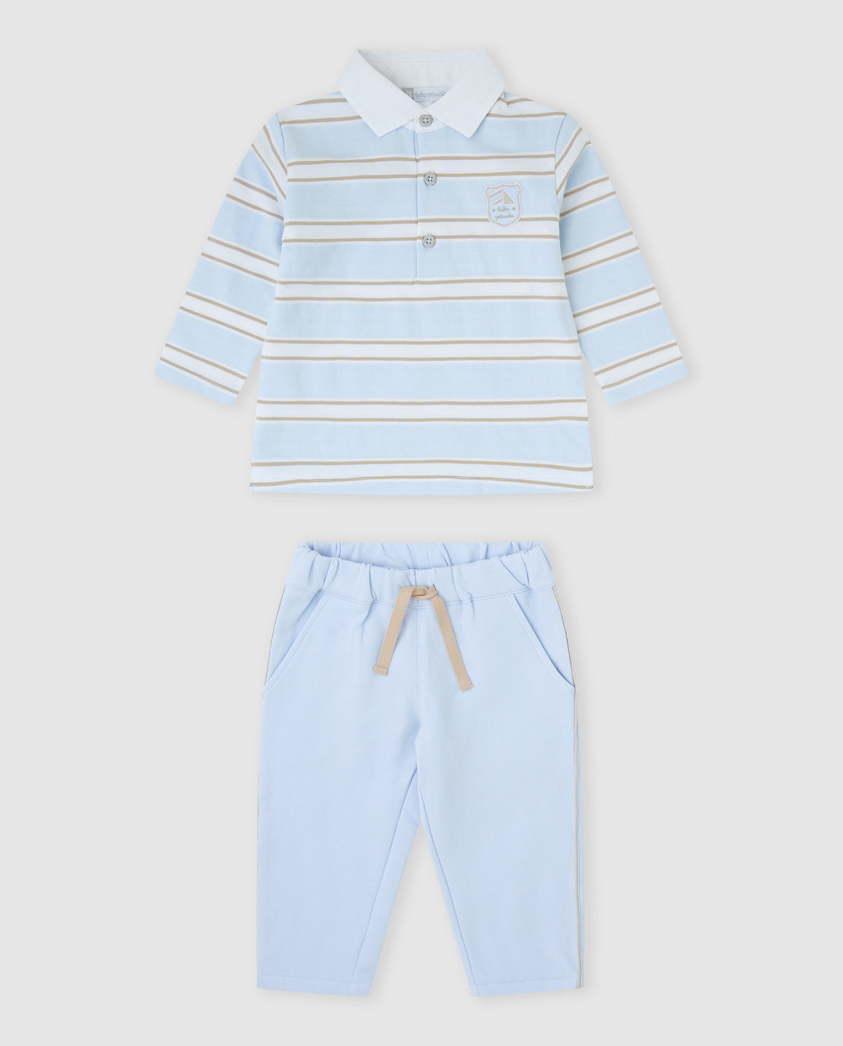 Tutto Piccolo 2-delige gestreepte jongens set voorkant - lichtblauwe polo met witte en beige strepen, Peter Pan-kraag en bijpassende lichtblauwe broek met beige koordstrik