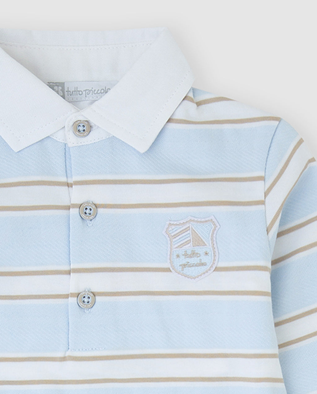Detailfoto Tutto Piccolo gestreepte jongens polo - witte Peter Pan-kraag, knoopsluiting aan de voorkant en geborduurd zeilbootlogo op de borst