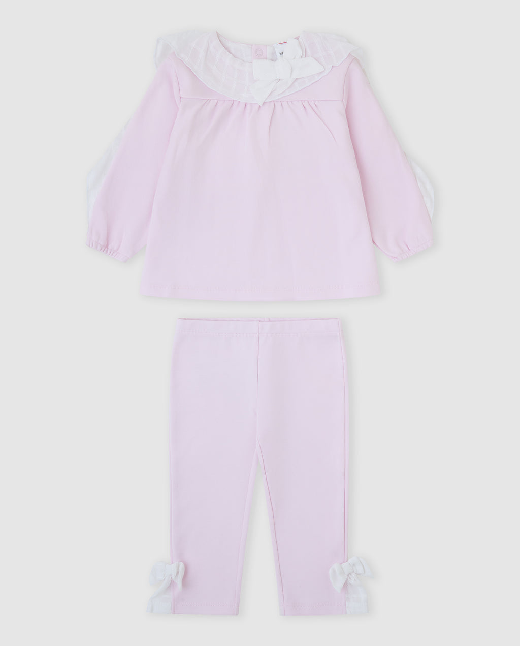 Tutto Piccolo 2-delige roze meisjes set voorkant - lichtroze blouse met grote witte ruffle kraag en ballonmouwen, bijpassende roze legging met witte strikjes aan de enkels