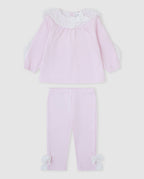 Tutto Piccolo 2-delige roze meisjes set voorkant - lichtroze blouse met grote witte ruffle kraag en ballonmouwen, bijpassende roze legging met witte strikjes aan de enkels
