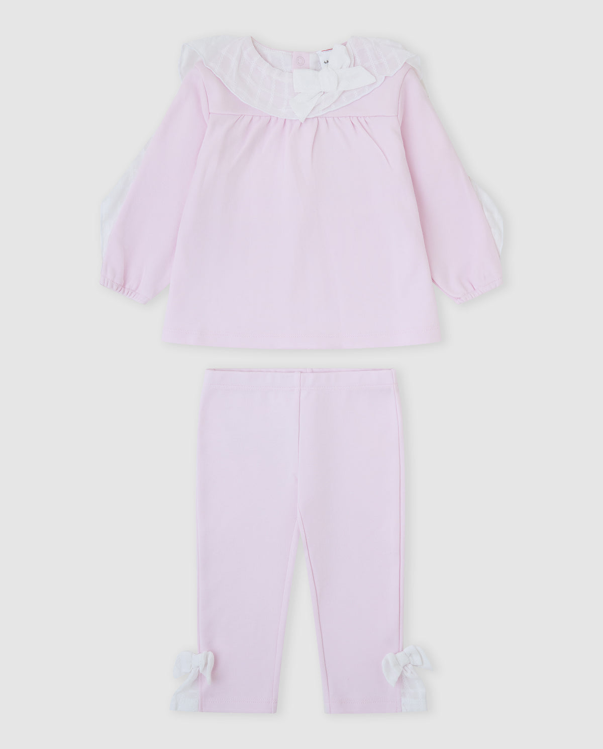 Tutto Piccolo 2-delige roze meisjes set voorkant - lichtroze blouse met grote witte ruffle kraag en ballonmouwen, bijpassende roze legging met witte strikjes aan de enkels