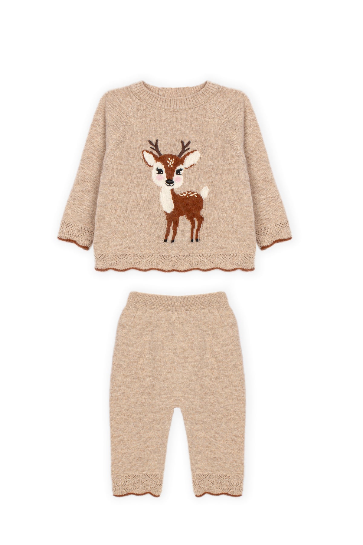 Gebreid babypakje zand met hert-intarsia motief truitje en broekje – vooraanzicht