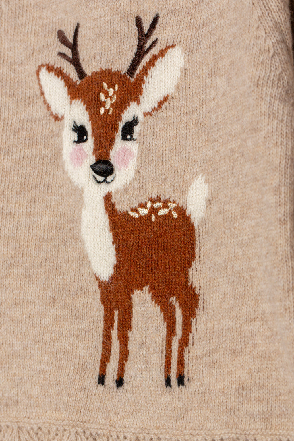 Detailopname hert-intarsia motief gebreid babypakje zand DK131
