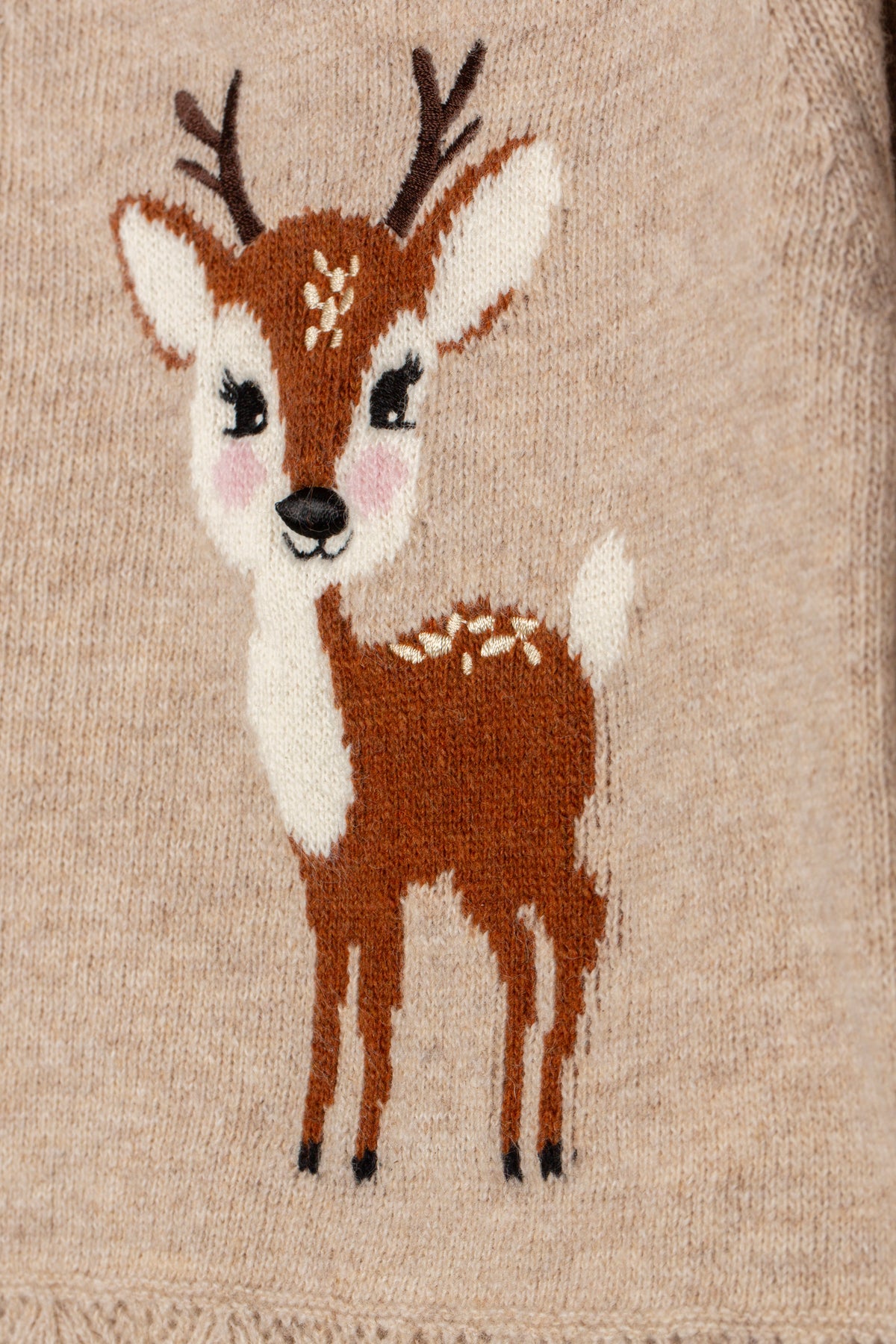 Detailopname hert-intarsia motief gebreid babypakje zand DK131
