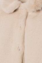 Detailopname faux fur kraag en parelmoer knoopjes pluche babyjas DK134