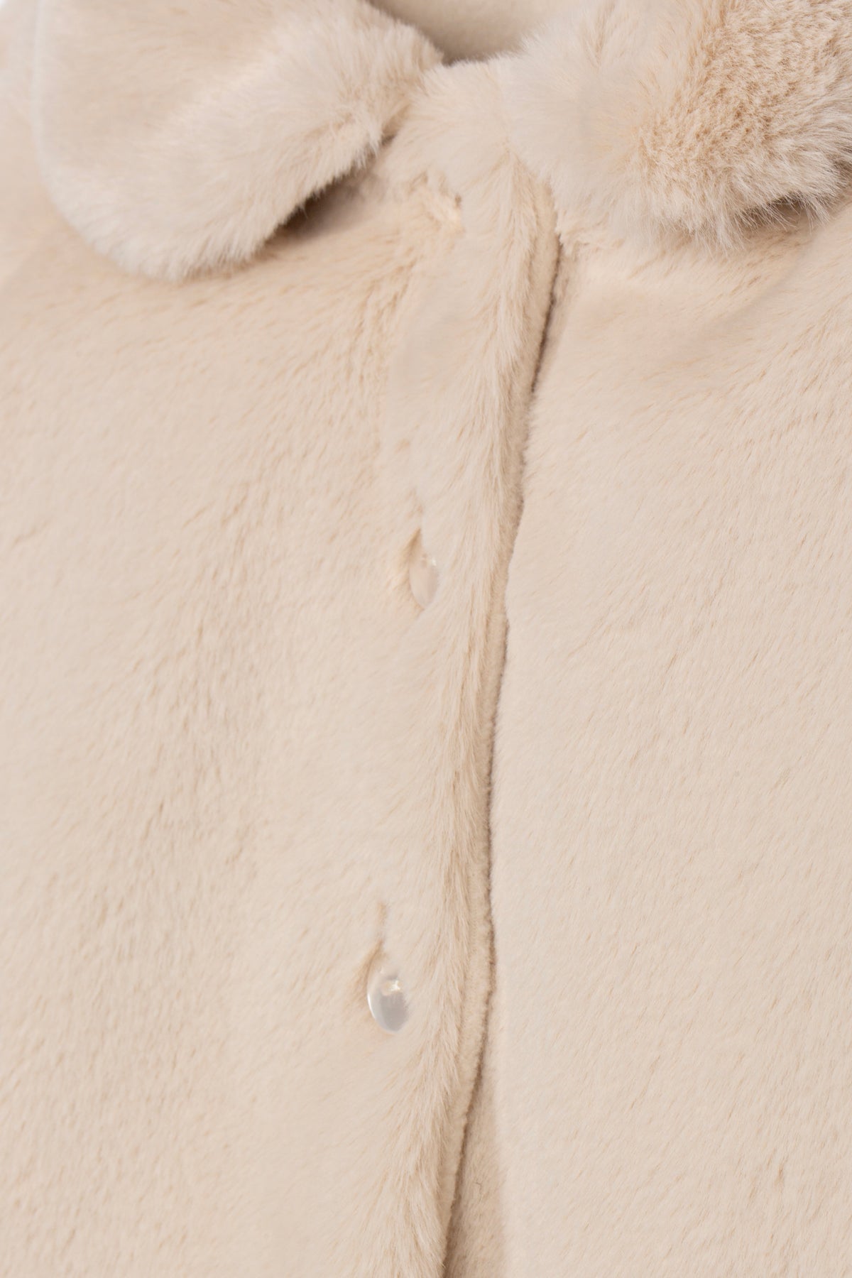 Detailopname faux fur kraag en parelmoer knoopjes pluche babyjas DK134