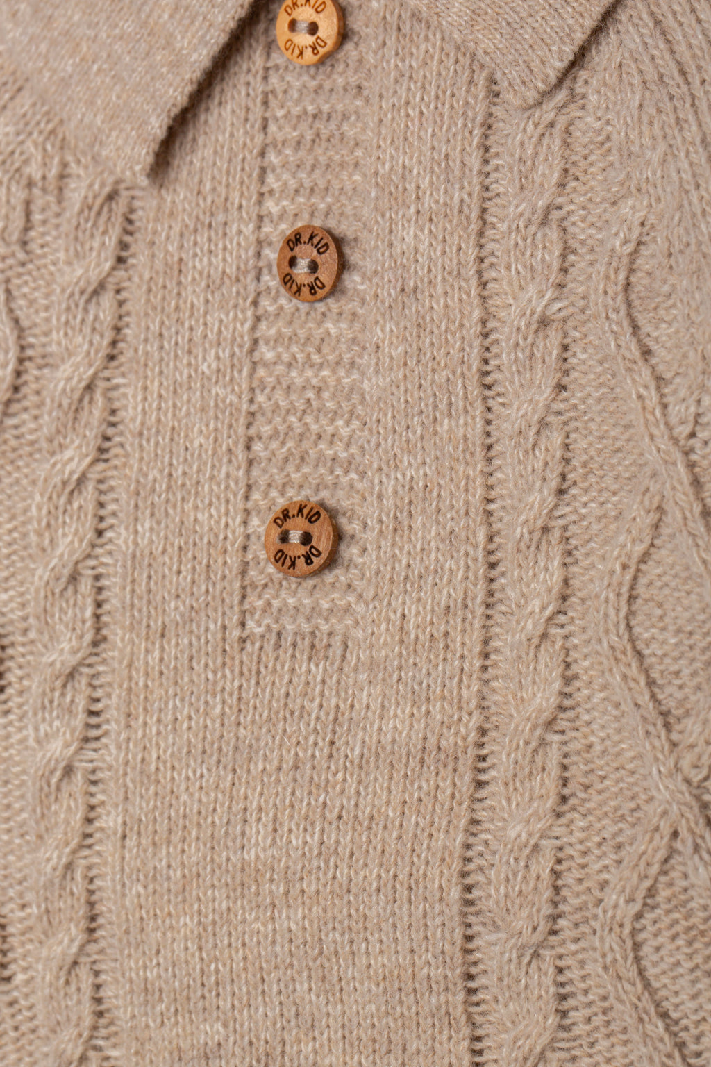 Detailopname kabelpatroon en houten Dr. Kid knoopjes babypakje DK146.