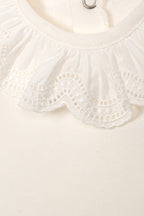 Close-up van de broderie anglaise kraag met kantdetail