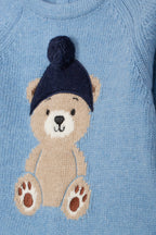 Detailopname teddybeer-intarsia motief met navy pompommuts gebreid babypakje DK279

