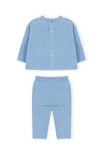 Gebreid babypakje lichtblauw – achteraanzicht met knoopsluiting DK279
