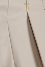 Close-up fonkelende strassteentjes strikjes Dr. Kid skort – detail geplooide taille meisjeskleding