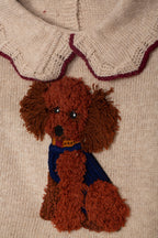 Tweede productfoto van de beige Dr. Kid kindertrui met hondje detail van zachte opdruk
