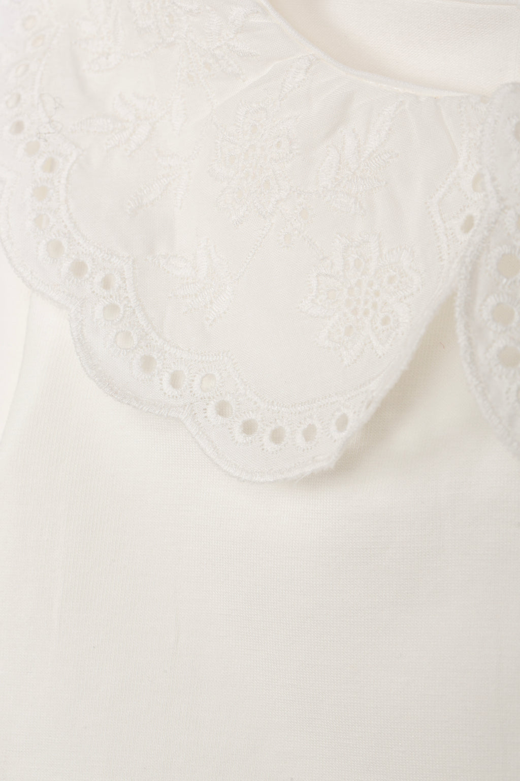 Close-up broderie anglaise ruffles kraag wit meisjesshirt Dr. Kid DK330

