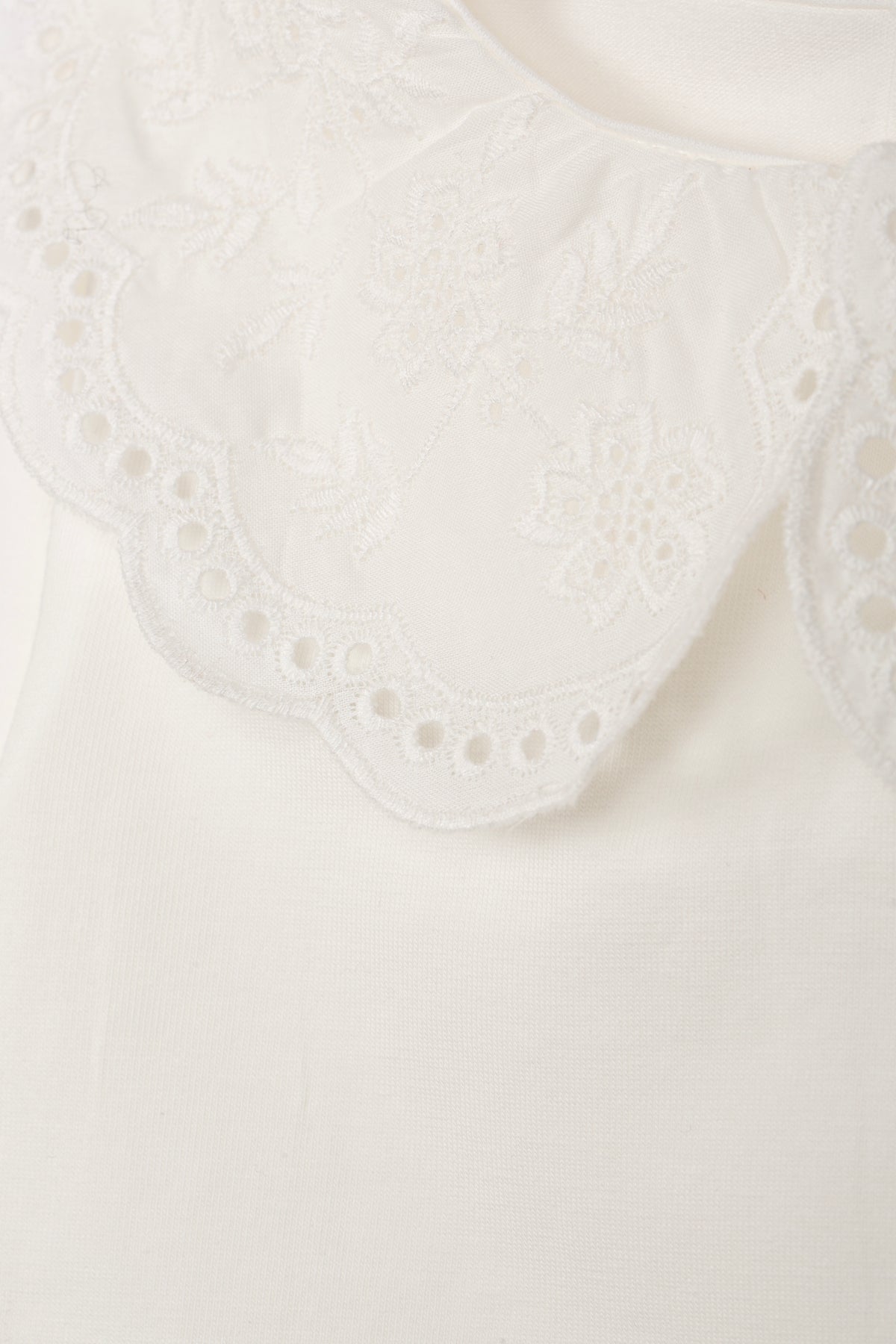 Close-up broderie anglaise ruffles kraag wit meisjesshirt Dr. Kid DK330
