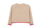 Achterkant van beige Dr. Kid kindertrui met schouderknoopjes en rood afgewerkte boorden
