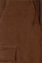  Detail van de fijne ribstructuur, het strikkoord en een cargozak van de kastanjebruine broek