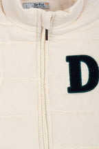 Close-up chenille D-patch en rits Dr. Kid bodywarmer – detail hoge ribkraag jongenskleding