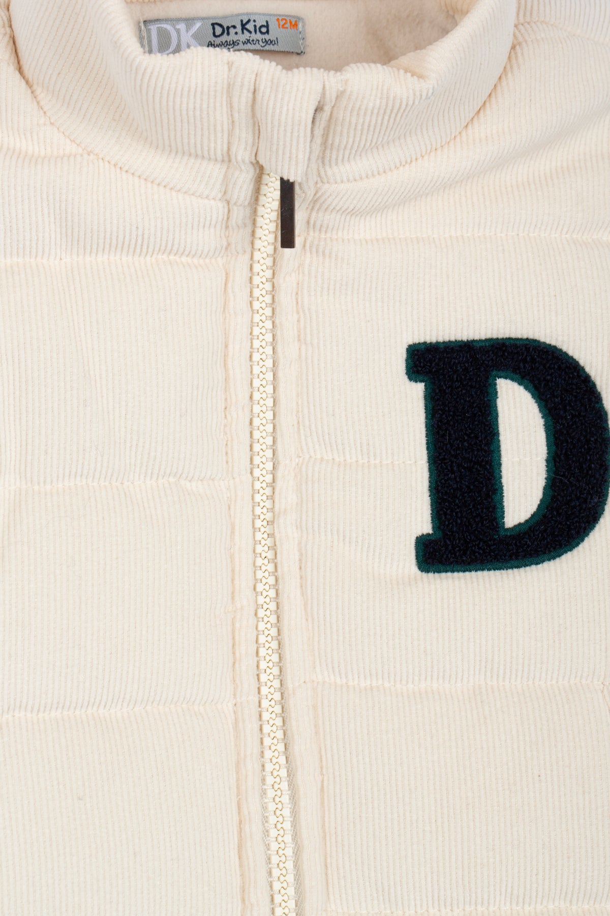 Close-up chenille D-patch en rits Dr. Kid bodywarmer – detail hoge ribkraag jongenskleding