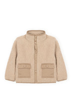 Voorkant van beige Dr. Kid teddyjas voor jongens met hoge kraag, drukknopen en twee zakken