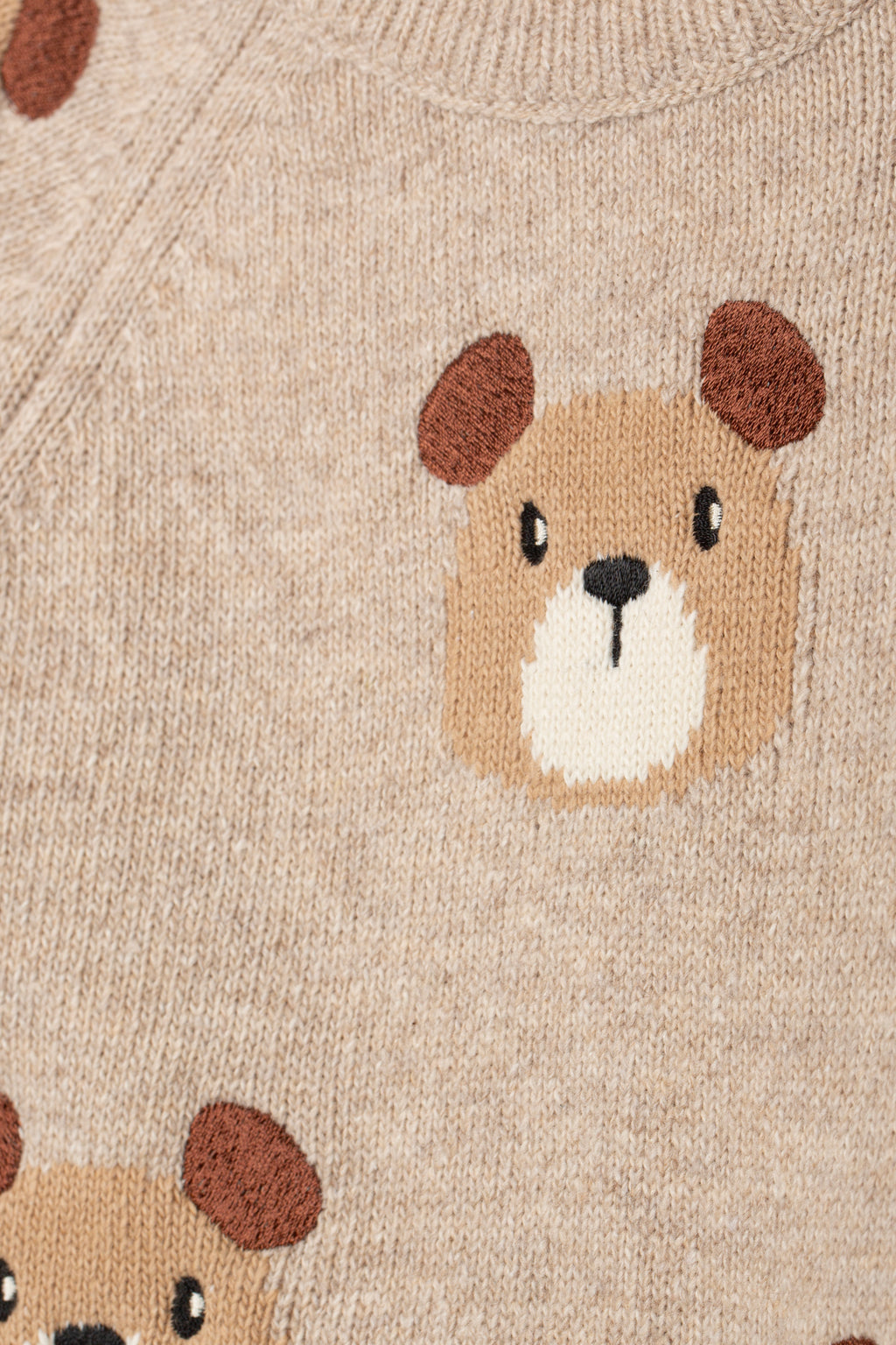 Close-up intarsia berenpatroon Dr. Kid gebreide trui – detail breiwerk babykleding