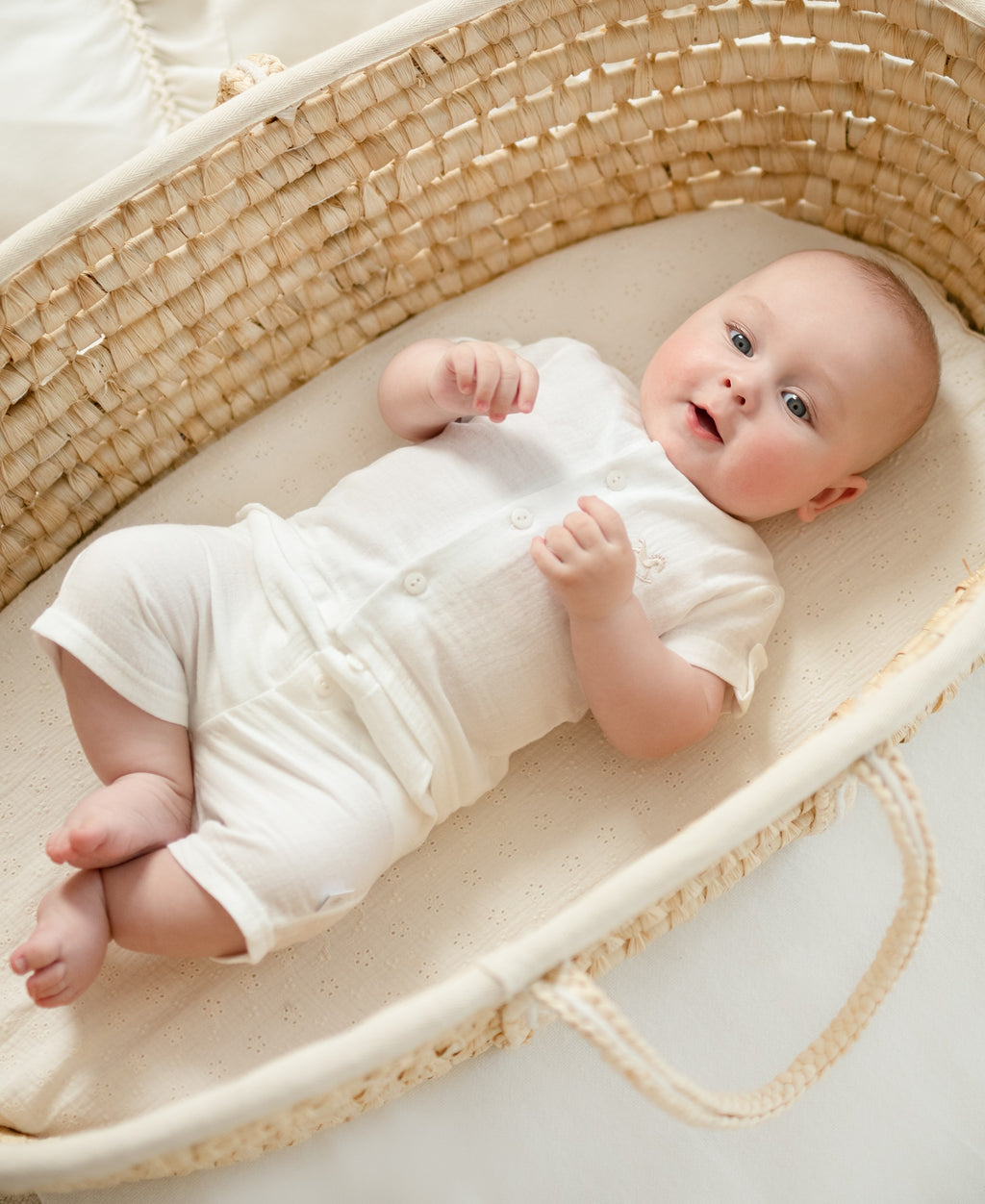 Mousseline set Fabio ivoor wit baby jongen 2-delig Sofija liggend in rieten wiegje