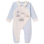 Lichtblauwe baby onesie met Peter Pan kraagje, crème vlak met 3D voertuig applicaties en drukknoopjes – MATTY Sofija