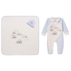 Overzicht 3-delige geboorteset: lichtblauwe onesie met voertuig print, mutsje en crème inbakerdoek – MATTY Sofija