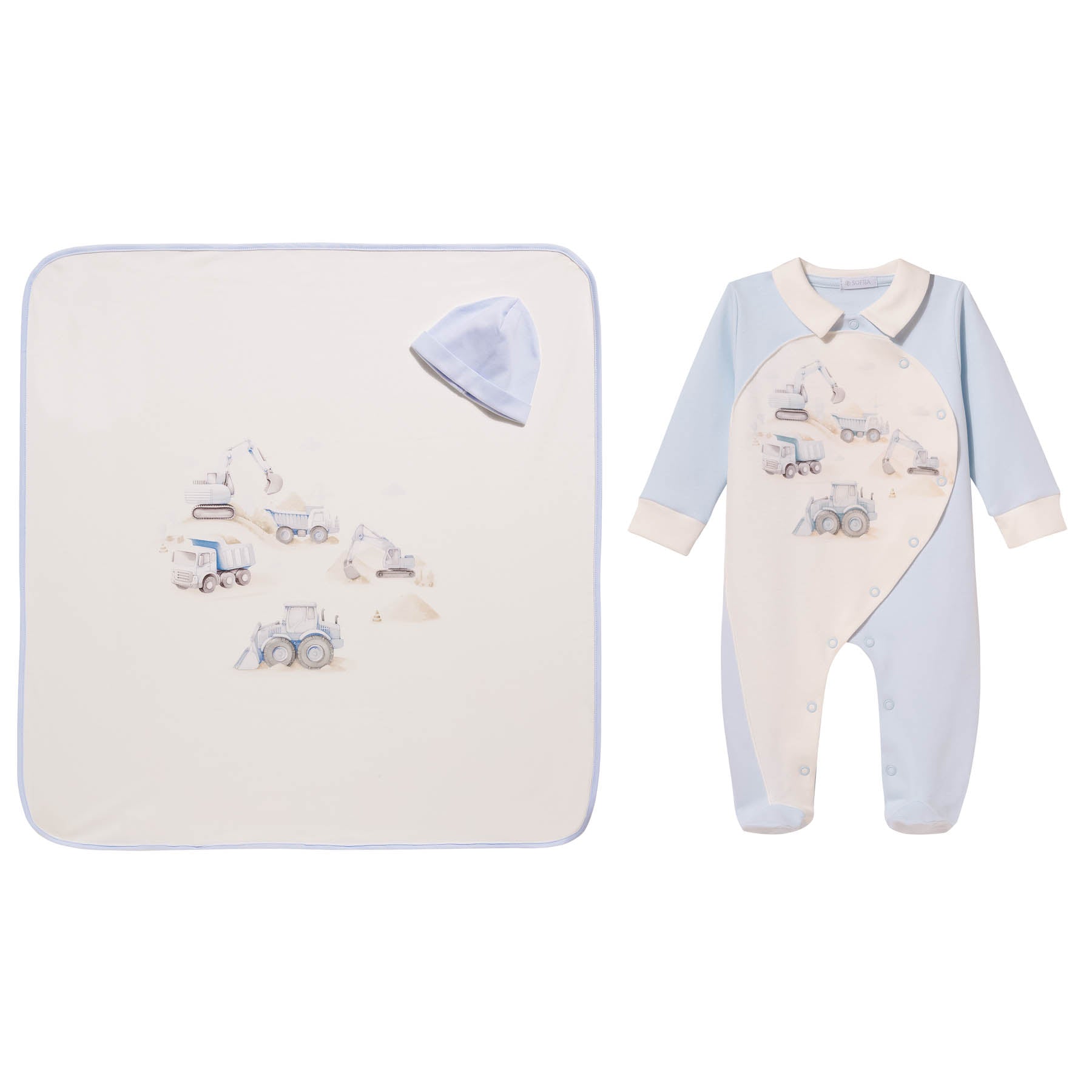 Overzicht 3-delige geboorteset: lichtblauwe onesie met voertuig print, mutsje en crème inbakerdoek – MATTY Sofija