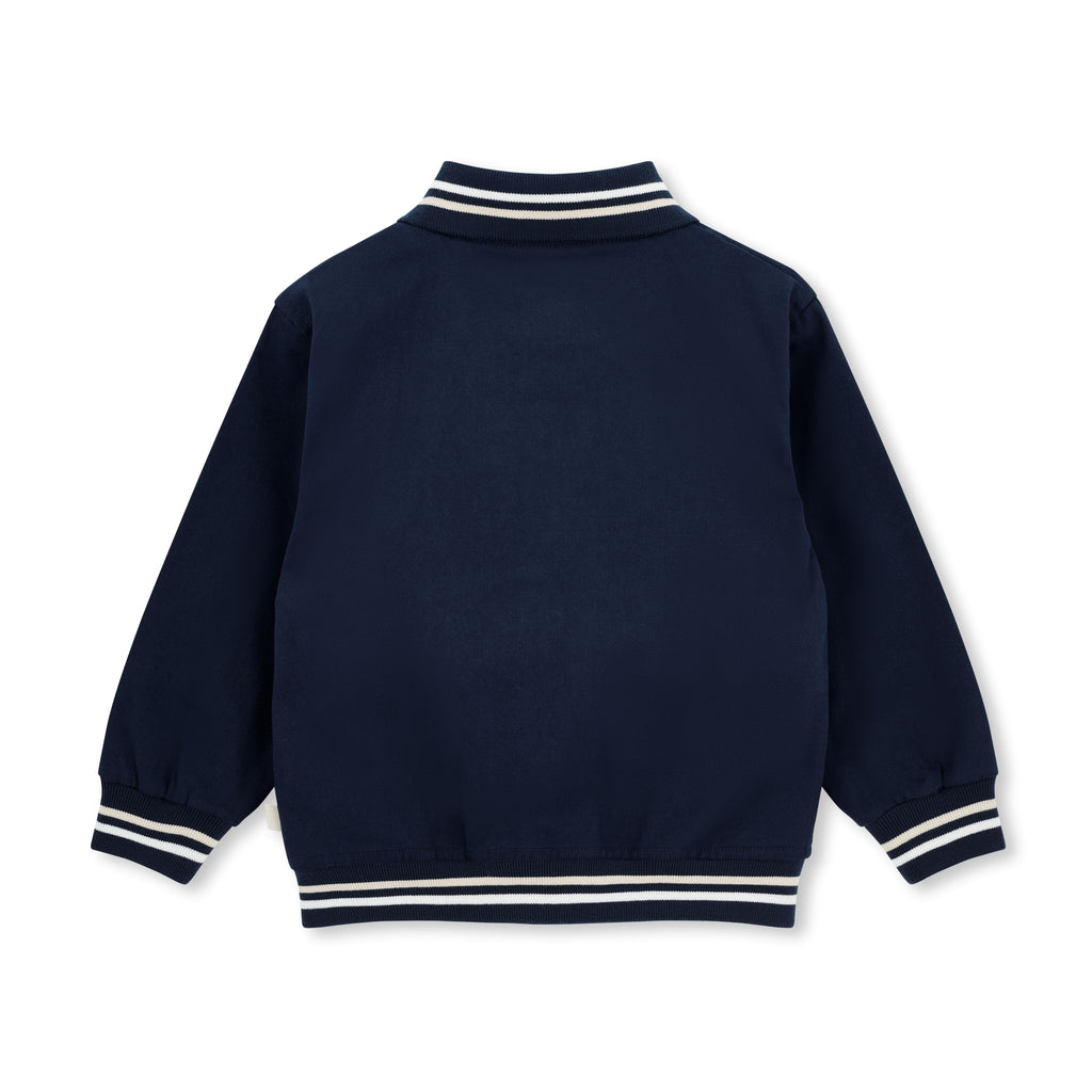 Achterkant navy blauwe bomberjack van Mitch & Son met gestreepte manchetten en zoom, Country Club collectie

