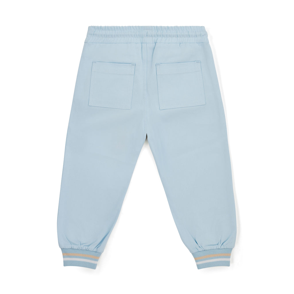 Achterkant lichtblauwe joggingbroek van Mitch & Son met patchzakken en gestreepte manchetten, Country Club collectie


