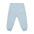 Achterkant lichtblauwe joggingbroek van Mitch & Son met patchzakken en gestreepte manchetten, Country Club collectie

