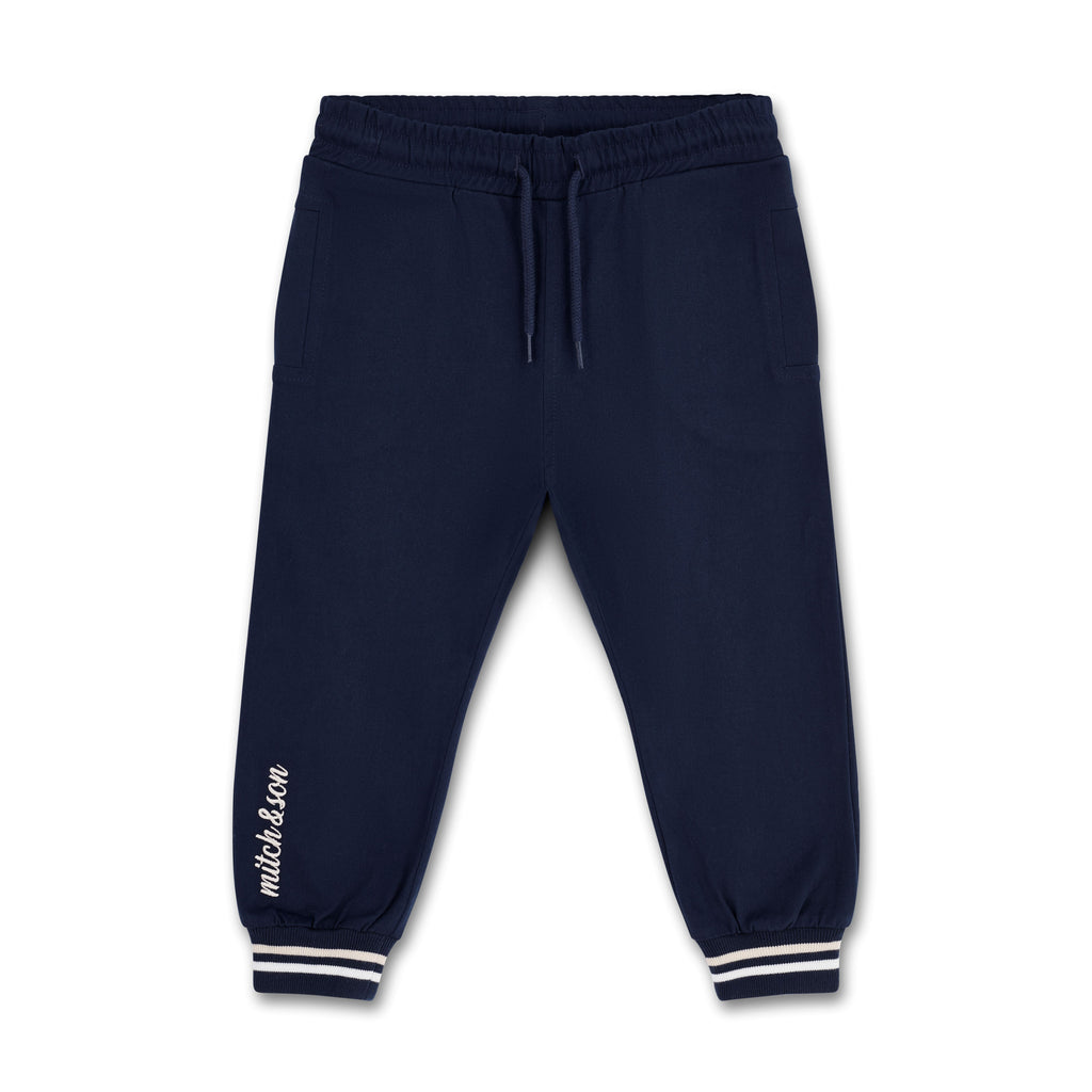 Navy blauwe joggingbroek van Mitch & Son met Mitch & Son logo op de broekspijp en witte streepdetails, Country Club collectie
