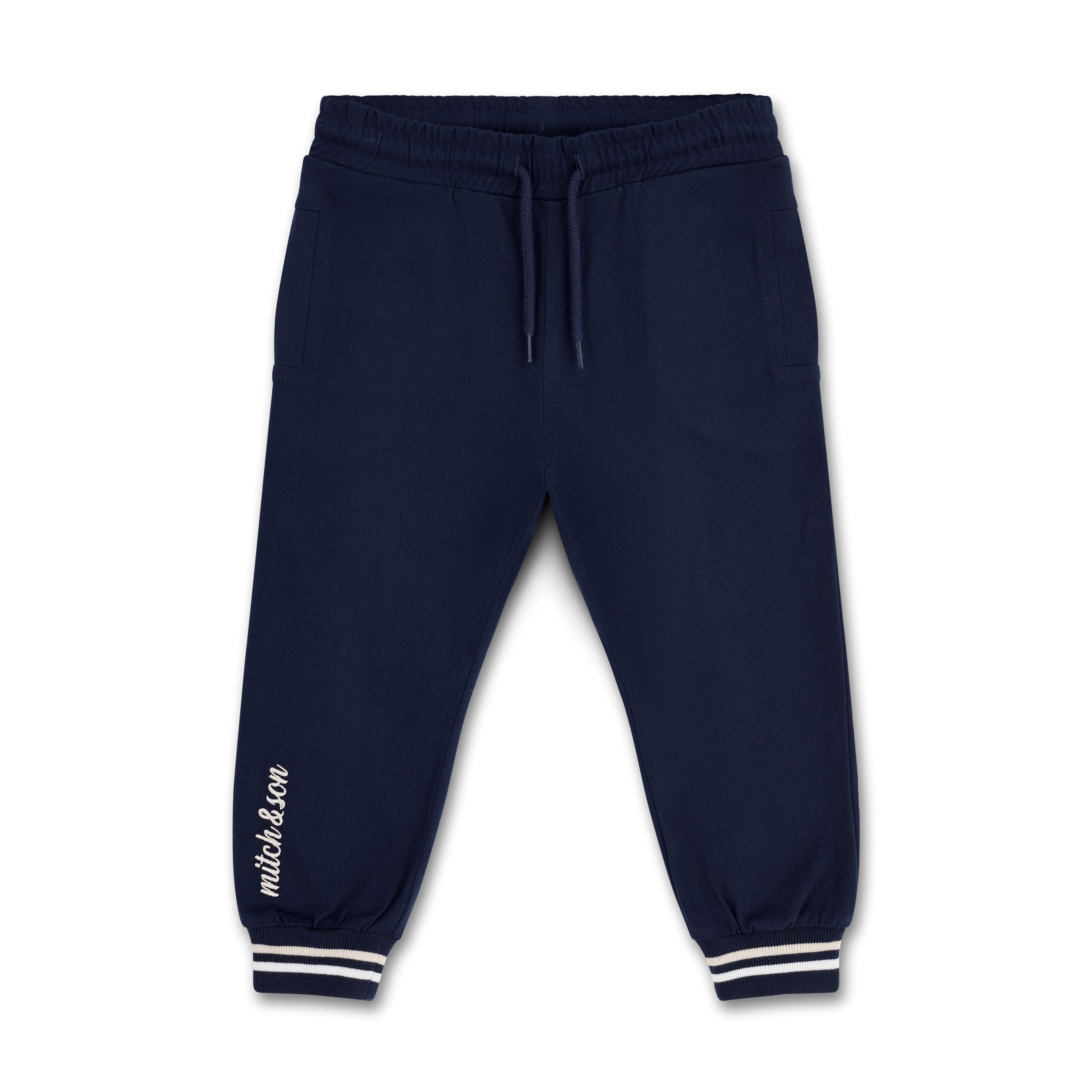 Navy blauwe joggingbroek van Mitch & Son met Mitch & Son logo op de broekspijp en witte streepdetails, Country Club collectie
