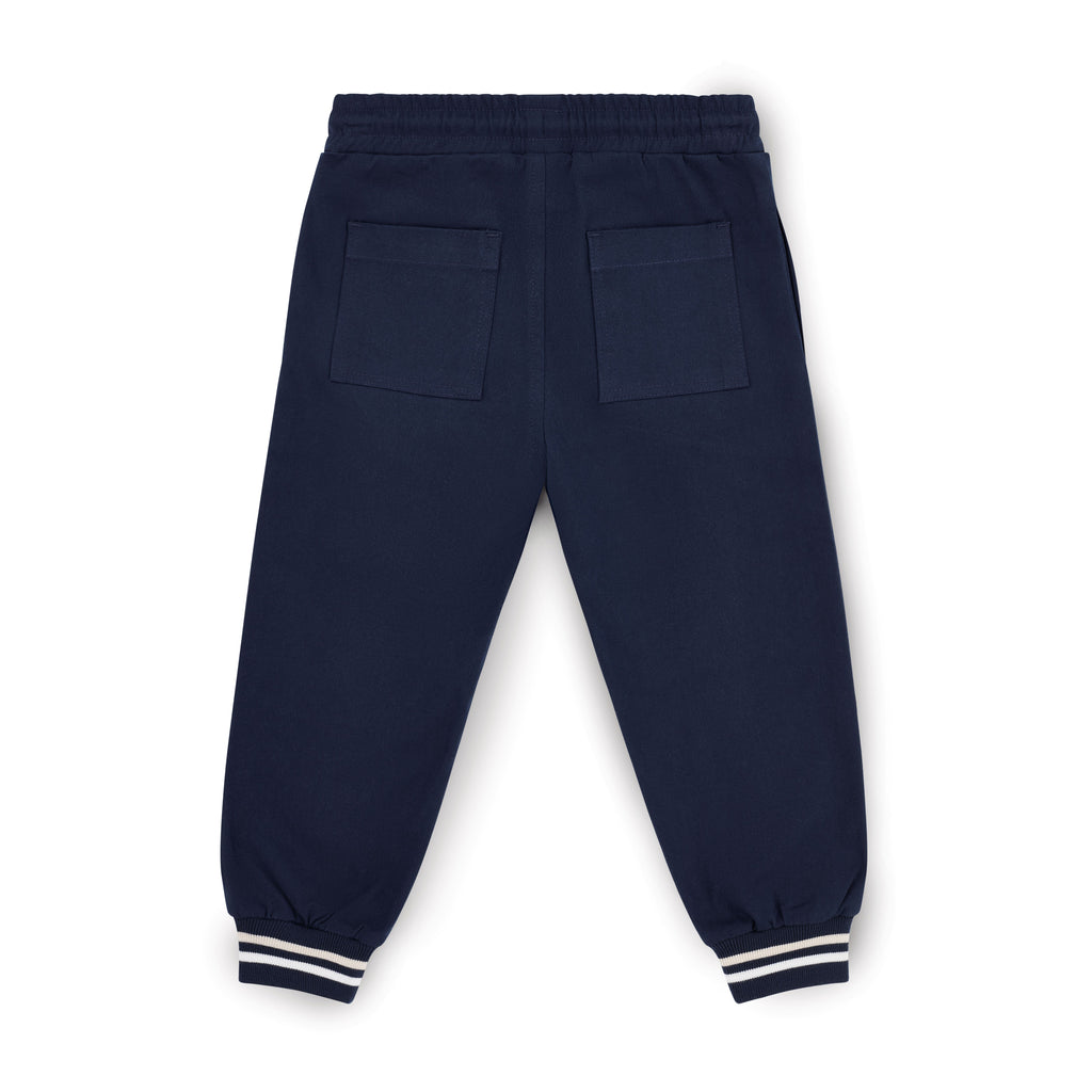 Achterkant navy blauwe joggingbroek van Mitch & Son met patchzakken en witte gestreepte manchetten, Country Club collectie
