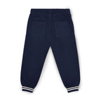 Achterkant navy blauwe joggingbroek van Mitch & Son met patchzakken en witte gestreepte manchetten, Country Club collectie
