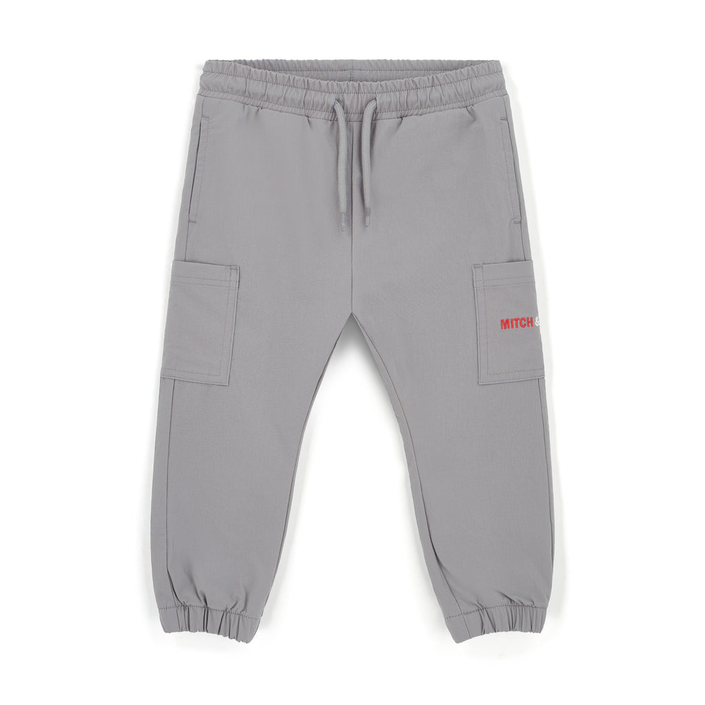 Grijze cargo joggingbroek van Mitch & Son Thiago pak in parachutestof met elastische taille, cargozakken en rood geborduurd logo, art. MS26513