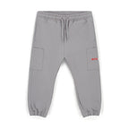 Grijze cargo joggingbroek van Mitch & Son Thiago pak in parachutestof met elastische taille, cargozakken en rood geborduurd logo, art. MS26513