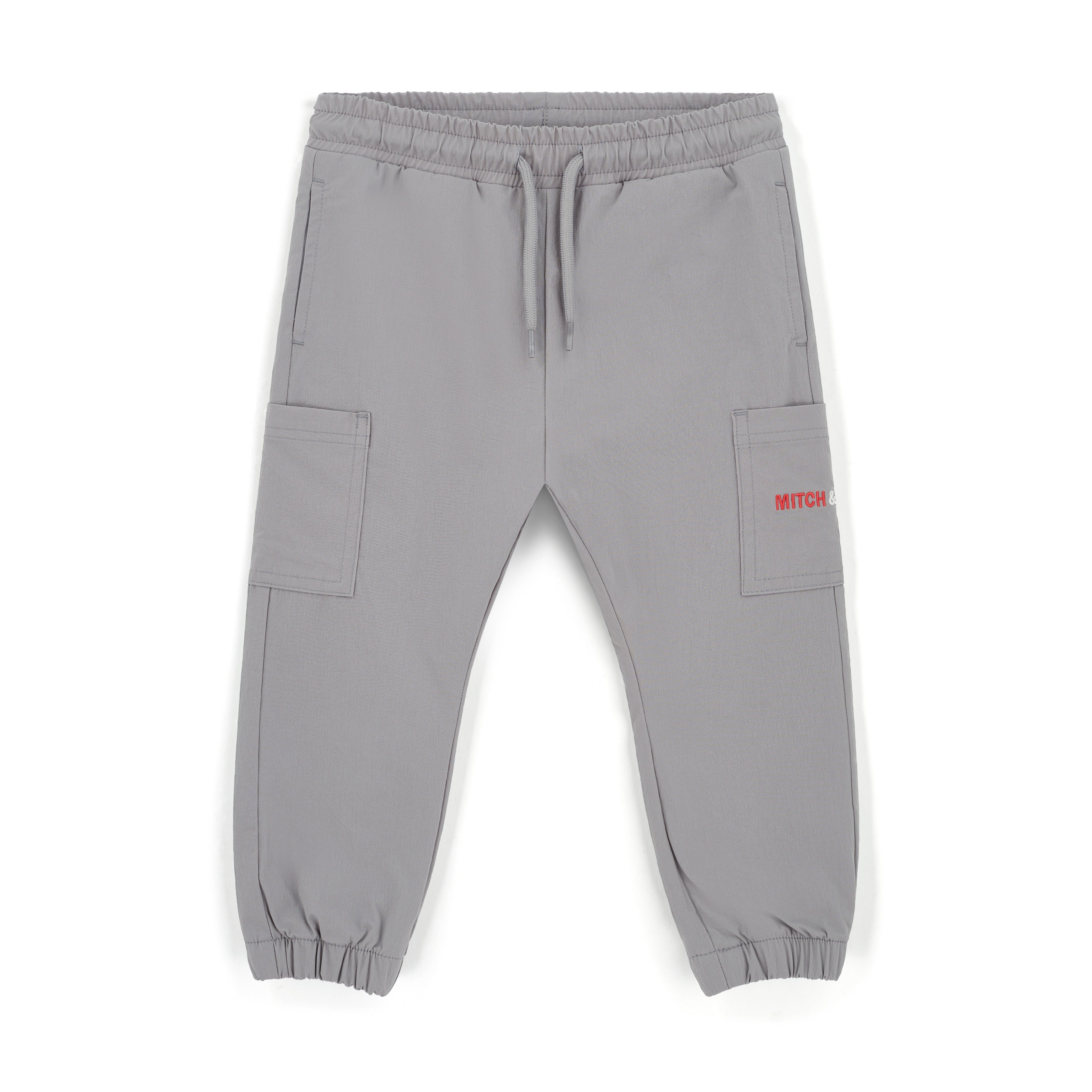 Grijze cargo joggingbroek van Mitch & Son Thiago pak in parachutestof met elastische taille, cargozakken en rood geborduurd logo, art. MS26513
