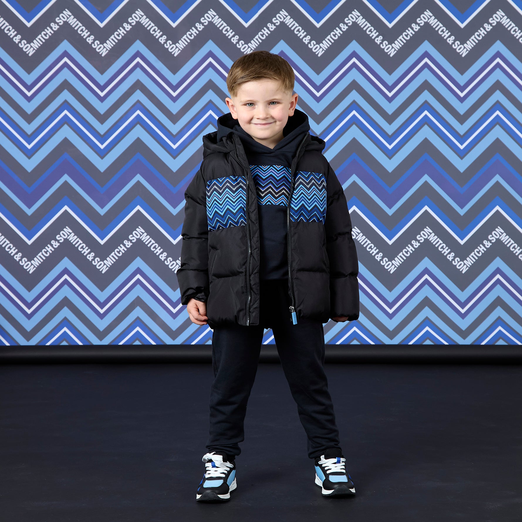 Mitch & Son Winterjas Wyatt Zwart Jongens – Blauw Zigzag Paneel | Art. MS26601 | Jeetje Miena