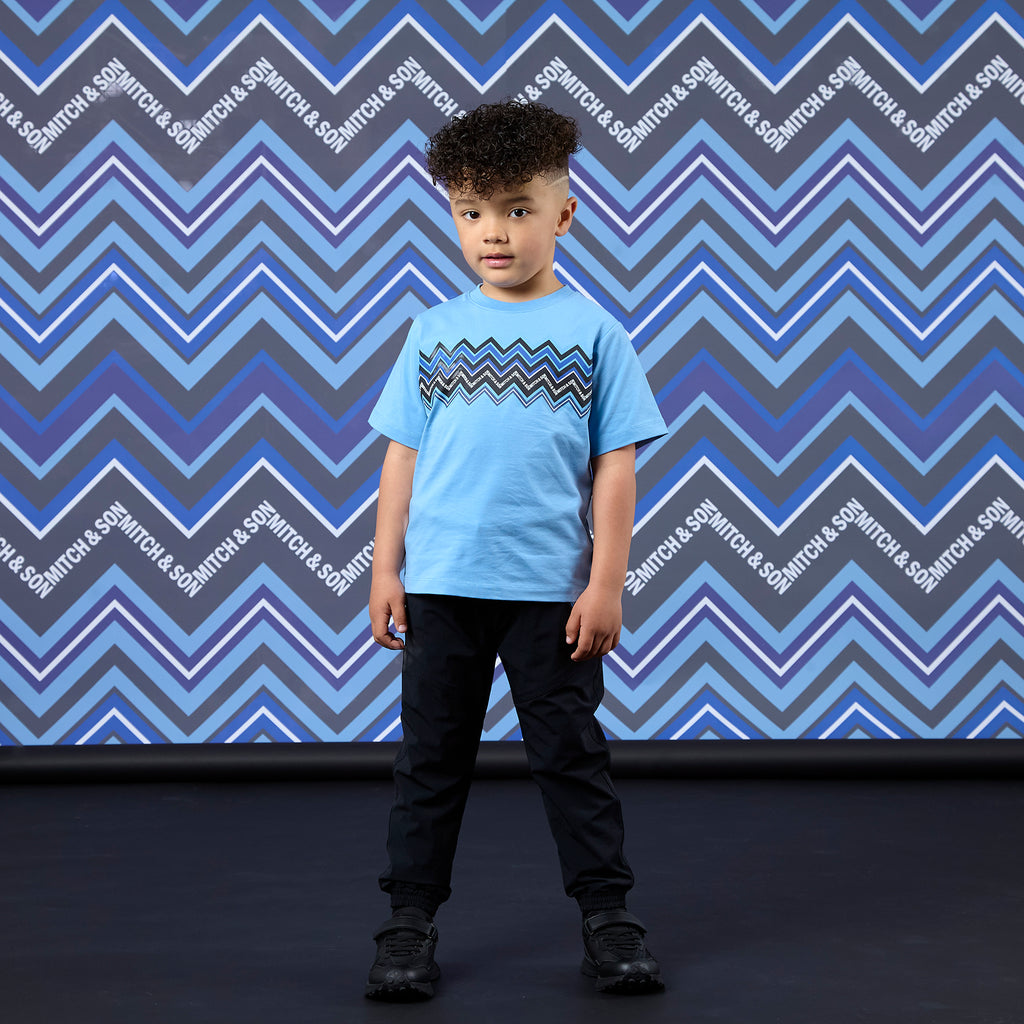 Jongen draagt Mitch & Son Wallace T-shirt navy outfit look MS26611